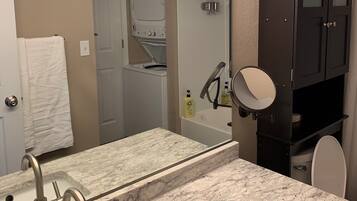 Suihkun ja ammeen yhdistelmä, pyyhkeet, saippua, vessapaperi