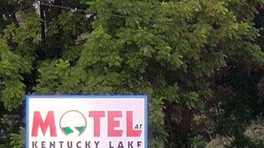 A motel sign with the name "Kentucky Lake" and a logo.
