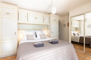 2 chambres, fer et planche à repasser, Wi-Fi, draps fournis