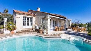 A house with a swimming pool, outdoor furniture, and a clear blue sky. - Charming Provencal house with swimming pool (Bormes-les-Mimosas)