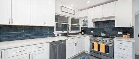 Refrigerador, horno, placa de cocina, lavavajillas