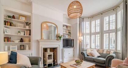 *Pierside Coastal Retreat* Luxury, family friendly, sleeps 10. Steps to the sea.