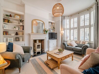 Luxury Coastal Retreat | Steps to Sea | Sleeps 10 | Walk to Pier & Cafes