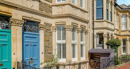 *Pierside Coastal Retreat* Luxury, family friendly, sleeps 10. Steps to the sea.