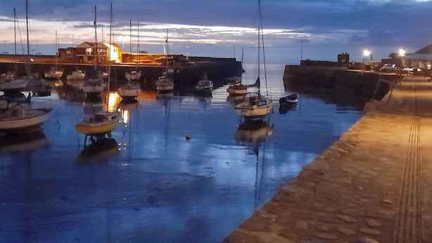 Un port de plaisance avec des bateaux amarrés pendant la nuit.