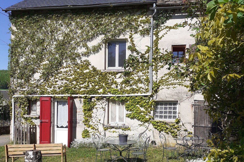 Large gite **** for 10 people on the Aubrac