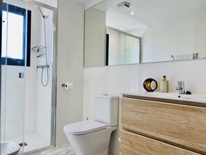 Douche, sèche-cheveux, bidet, serviettes fournies