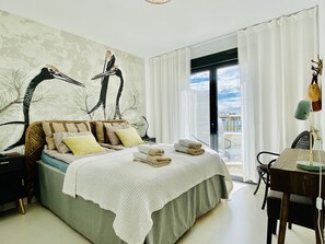 2 slaapkamers, een bureau, een strijkplank/strijkijzer, reisbedje