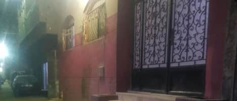 المنطقة المحيطة بالمنشأة