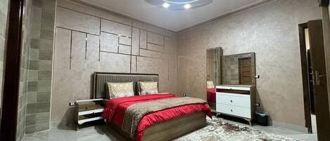 3 bedrooms, iron/ironing board, WiFi, bed sheets