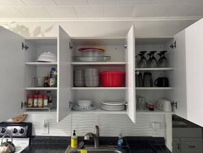 Kjøleskap, mikrobølgeovn, ovn og kokeplater