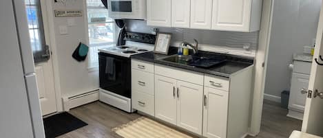 Frigorifero, microonde, forno, piano cottura