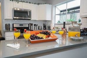 Fridge, microwave, oven, stovetop - IDYLLIC LAKEVIEW HOME| MODERN PARADISE| 3BD-2.5BA (Spring)