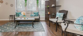 IDYLLIC LAKEVIEW HOME| MODERN PARADISE| 3BD-2.5BA