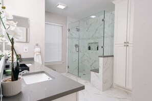 Combined shower/bathtub, hair dryer, towels, soap