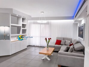 Smart TV, table tennis - Jacuzzi Beach Suite W/ Gym: 4 rooms + Huge Balcony (Ashkelon)