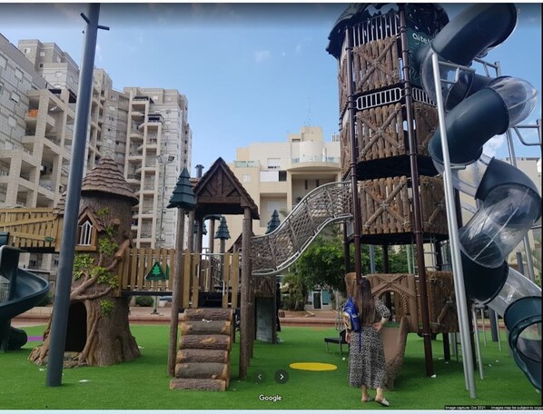 Children's area - Jacuzzi Beach Suite W/ Gym: 4 rooms + Huge Balcony (Ashkelon)