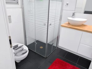 Baignoire, serviettes fournies, savon, shampooing