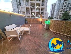 Terrace/patio - Jacuzzi Beach Suite W/ Gym: 4 rooms + Huge Balcony (Ashkelon)