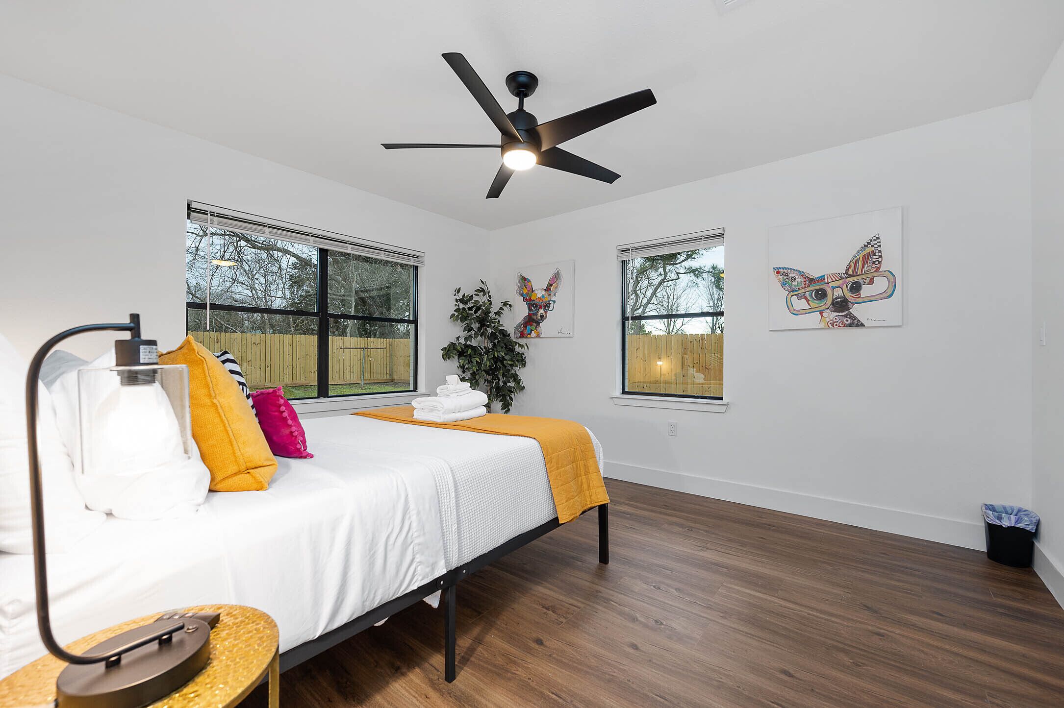 Fresh clean luxurious, Galveston beach close, kemah shopping and more 