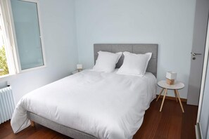 6 habitaciones, tabla de planchar con plancha y cuna de viaje 