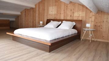 6 bedrooms, iron/ironing board, travel cot, free WiFi