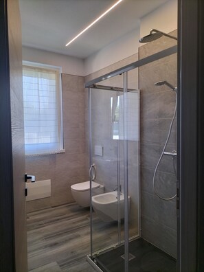 Een douche, handdoeken