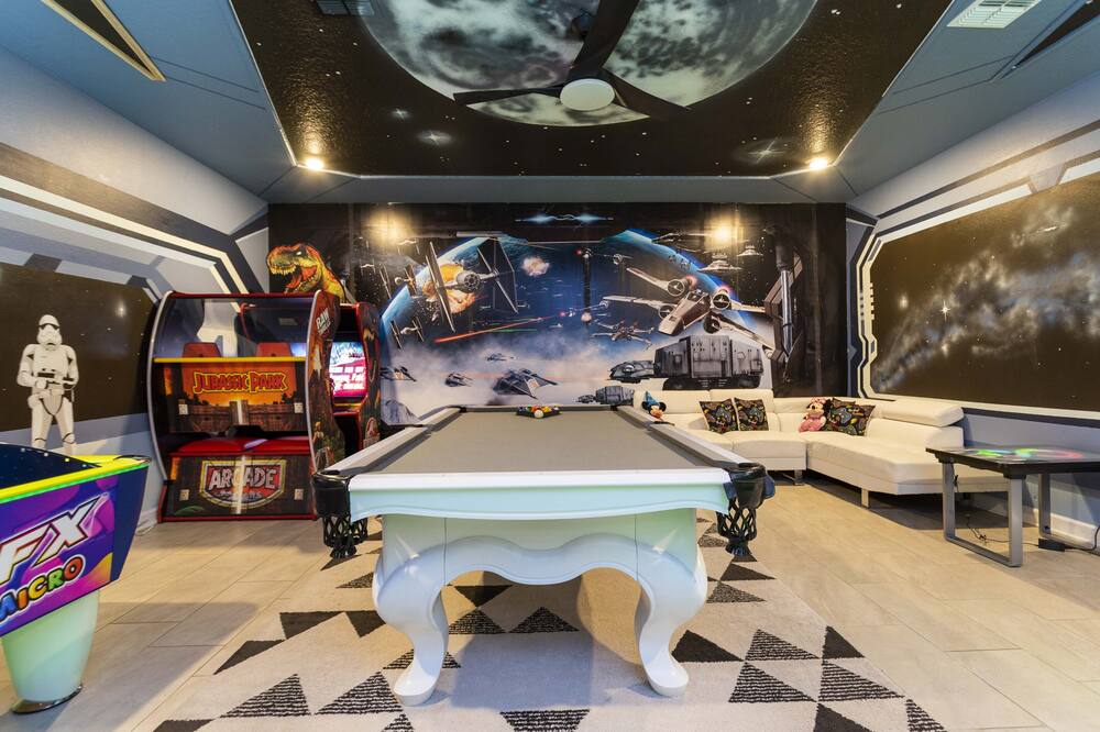 Location! Pool/spa, lakefront, arcade games, themed kids rooms,porch