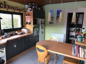 Fridge, microwave, oven, stovetop - Family home at the foot of the Pyrenees (Clarac)