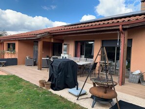 Outdoor dining - Family home at the foot of the Pyrenees (Clarac)