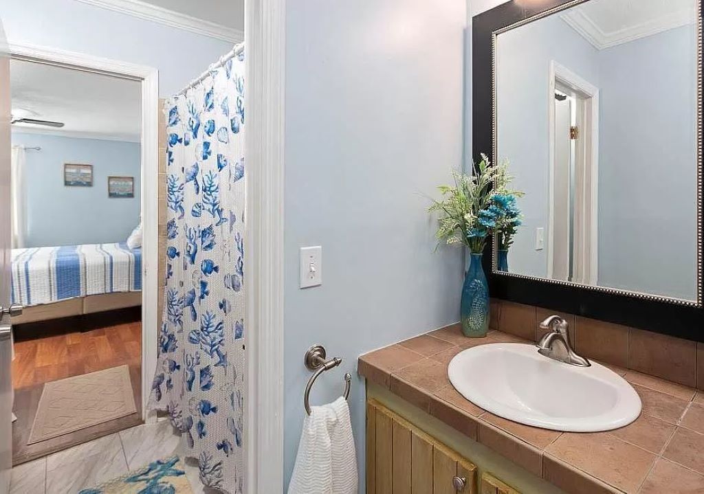 Cozy Island Condo *Great Location*