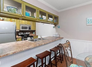 Private kitchen - Cozy Island Condo *Great Location* (St. Simons Island)