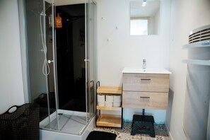 Douche, serviettes fournies, savon, shampoing
