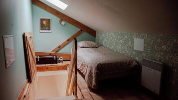 2 bedrooms, iron/ironing board, travel cot, WiFi