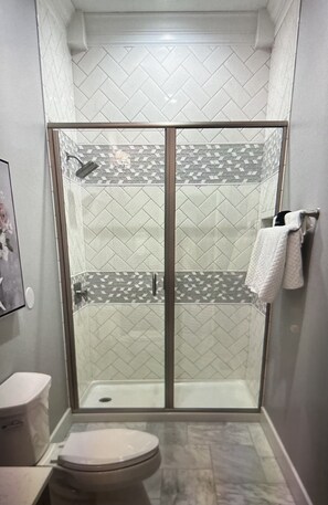 淋浴設備、淋浴花灑、免費盥洗用品、吹風機