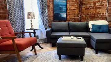 Suite 4 | Living area | 36-inch Smart TV with cable channels, Netflix, Hulu