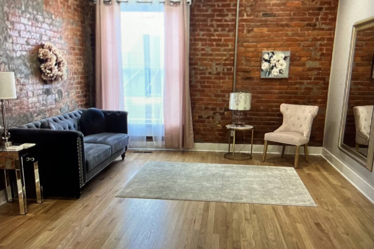 Suite 3 Bridal/Honeymoon Suite | Área de sala de estar | Smart TV de 36 pulgadas con canales por cable, Netflix y Hulu 