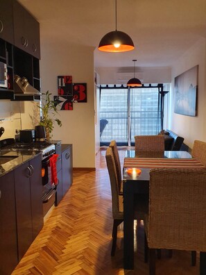 Microondas, horno, cafetera/tetera, tetera/pava eléctrica