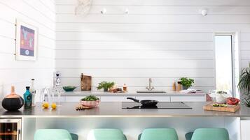 Jääkaappi, mikroaaltouuni, uuni, liesi