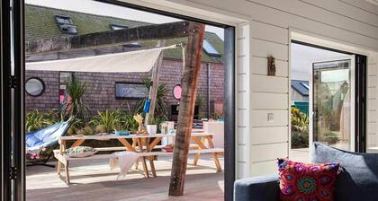 Private Hot Tub & Sauna, Walk to Beach, Ample Parking