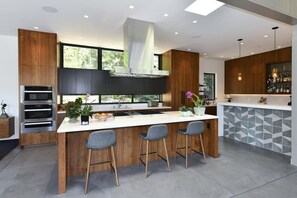 Réfrigérateur, four à micro-ondes, un four, surface de cuisson