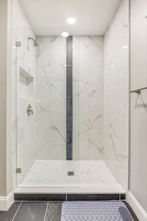 Douche, baignoire à jets, sèche-cheveux, serviettes fournies