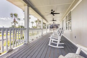 Terrace/patio - Halifax Riverfront Oasis - 8 Bedrooms with pool (Daytona Beach)
