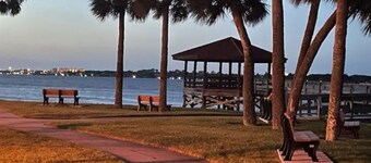 Halifax Riverfront Oasis - 8 Bedrooms with pool