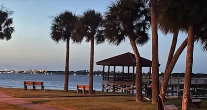 Halifax Riverfront Oasis - 8 Bedrooms with pool