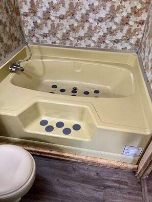 Badkar/dusch, bubbelbadkar, handdukar och toalettpapper