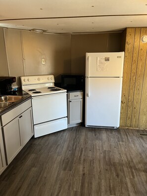 Kjøleskap, mikrobølgeovn, ovn og kokeplater