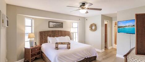 4 soverom, skrivebord, strykejern/-brett og reiseseng for barn