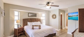 The Sunset Lake House/heated pool/pool table / 4 bed / 2 bath