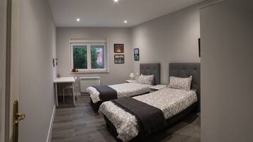 4 bedrooms, desk, iron/ironing board, WiFi